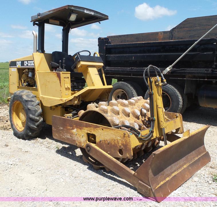 image for item L6347 2002 Caterpillar CP-323C vibratory padfoot roller