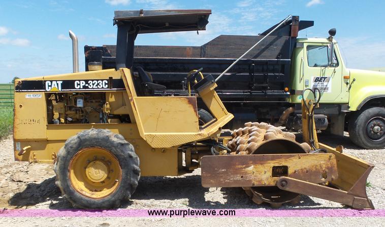 image for item L6347 2002 Caterpillar CP-323C vibratory padfoot roller