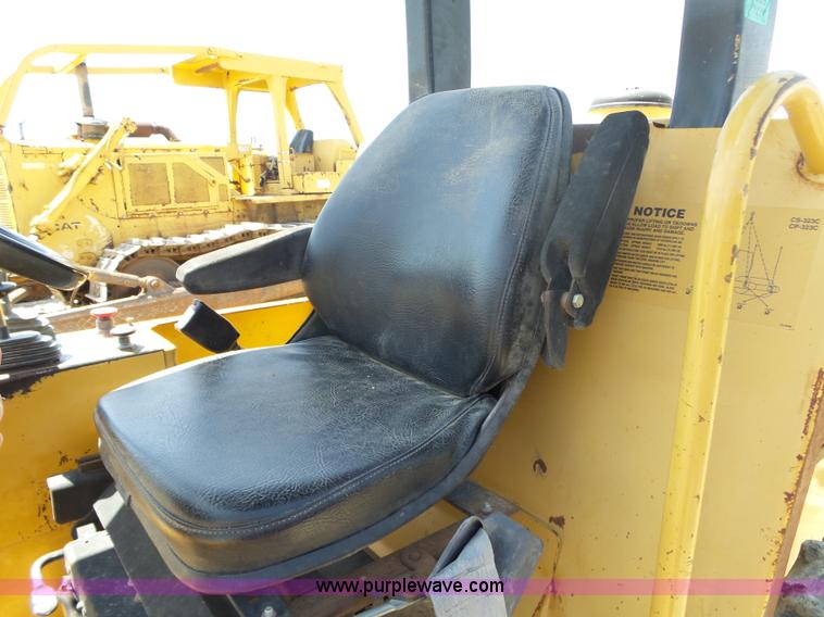 image for item L6347 2002 Caterpillar CP-323C vibratory padfoot roller