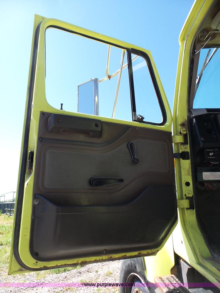 image for item L6350 1996 International 2574 dump truck