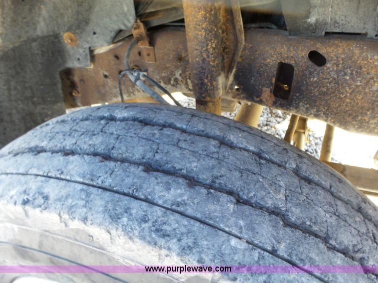 image for item L6352 2003 Ford F550 service truck with crane