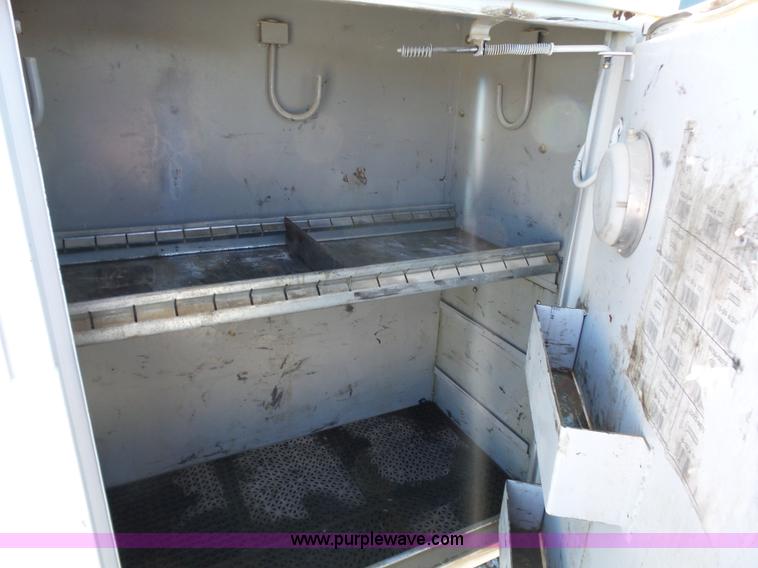 image for item L6352 2003 Ford F550 service truck with crane