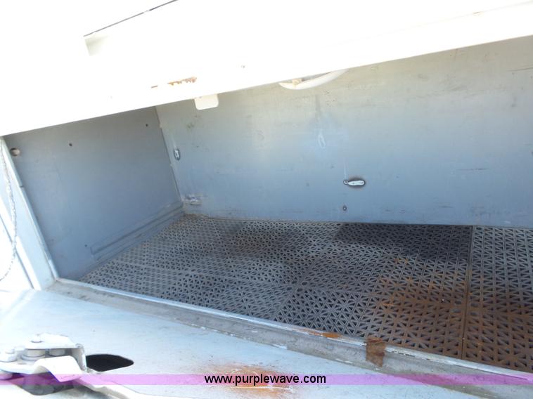 image for item L6352 2003 Ford F550 service truck with crane