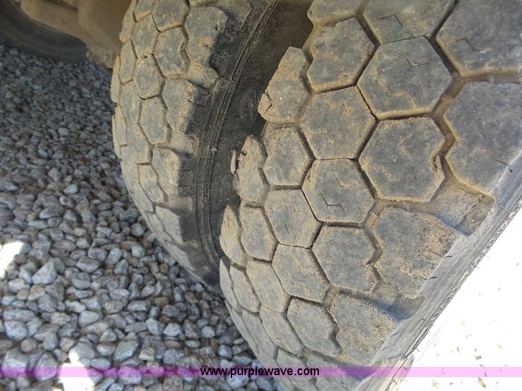 image for item L6352 2003 Ford F550 service truck with crane