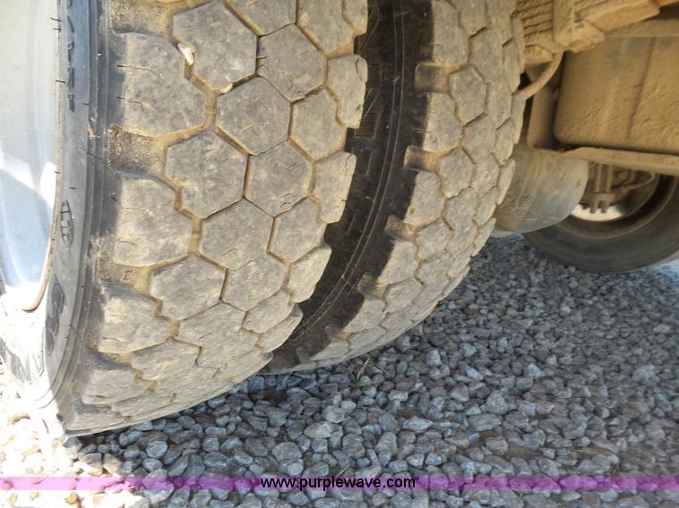 image for item L6352 2003 Ford F550 service truck with crane