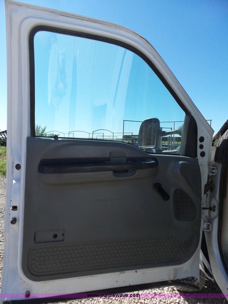 image for item L6352 2003 Ford F550 service truck with crane