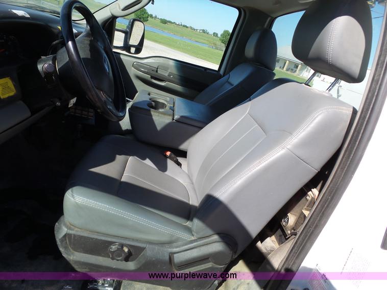 image for item L6352 2003 Ford F550 service truck with crane