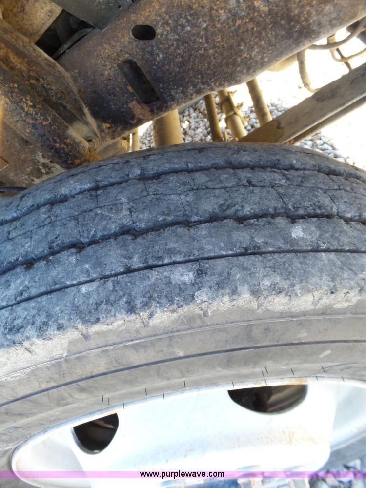 image for item L6352 2003 Ford F550 service truck with crane