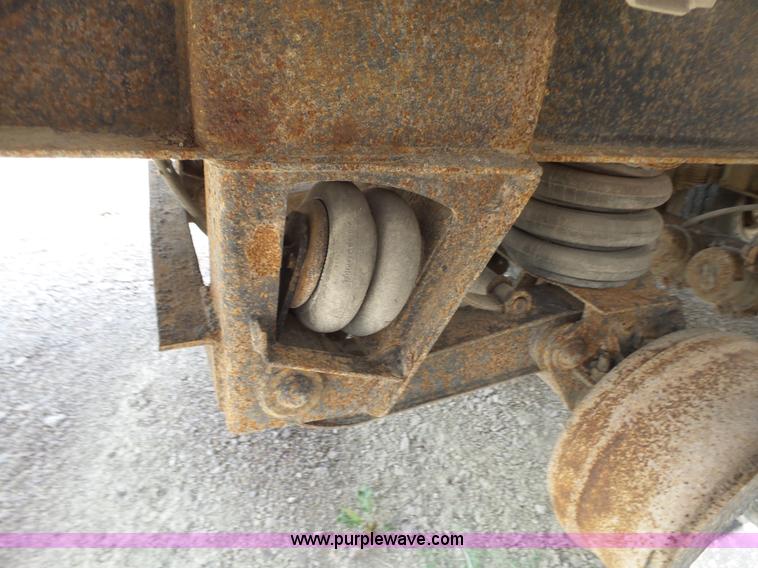 image for item L6353 1994 East end dump trailer