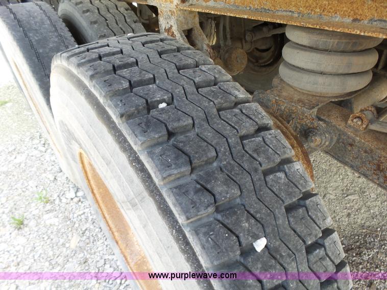 image for item L6353 1994 East end dump trailer