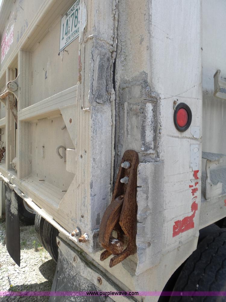 image for item L6353 1994 East end dump trailer