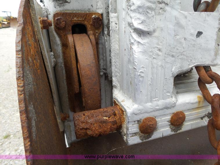 image for item L6355 1984 East end dump trailer