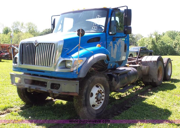 image for item L7016 2004 International 7600 truck chassis