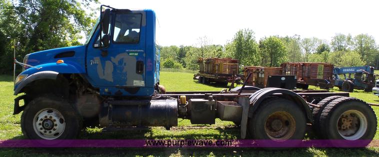 image for item L7016 2004 International 7600 truck chassis