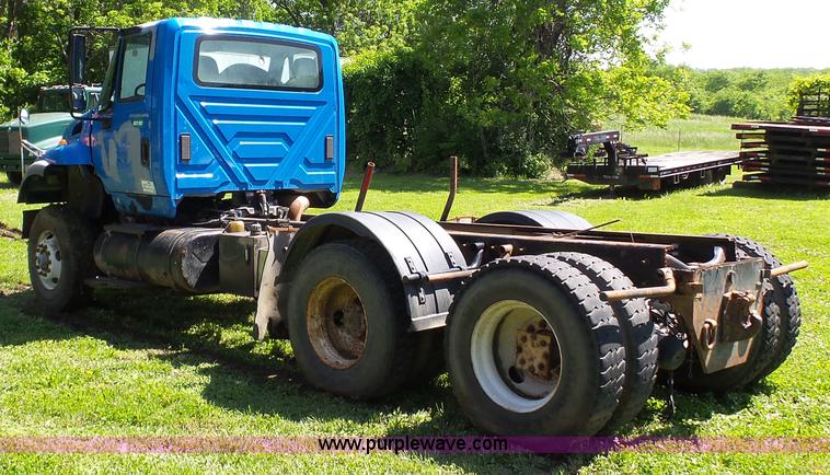 image for item L7016 2004 International 7600 truck chassis