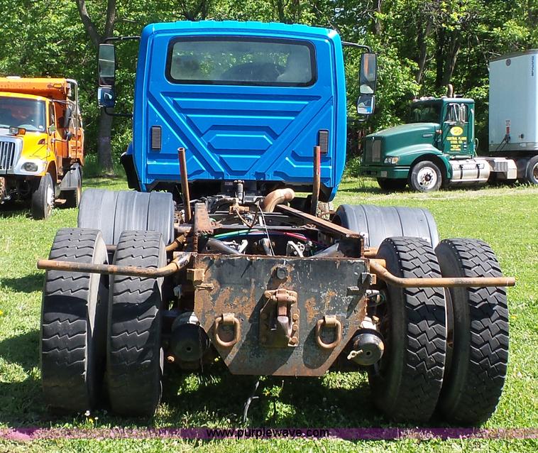 image for item L7016 2004 International 7600 truck chassis