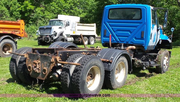 image for item L7016 2004 International 7600 truck chassis