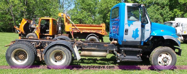 image for item L7016 2004 International 7600 truck chassis
