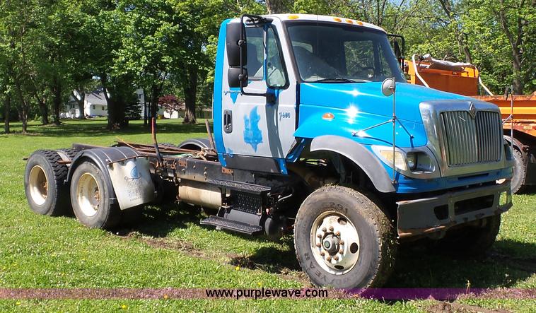 image for item L7016 2004 International 7600 truck chassis