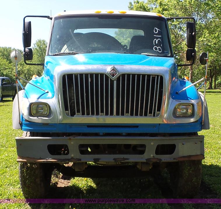 image for item L7016 2004 International 7600 truck chassis