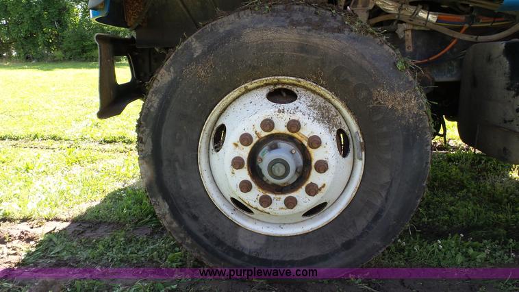 image for item L7016 2004 International 7600 truck chassis