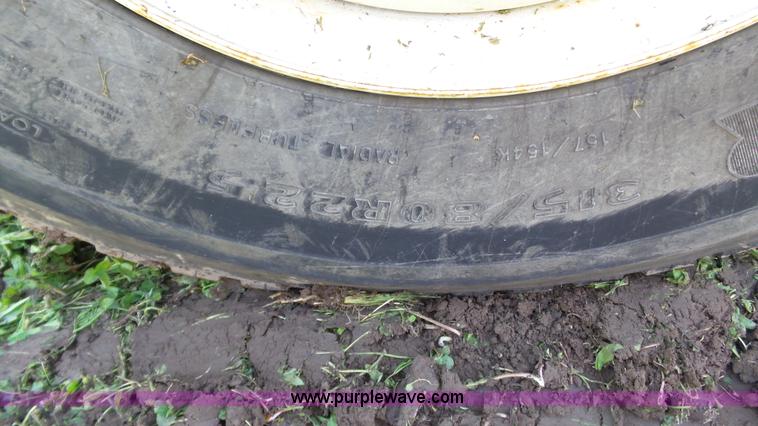 image for item L7016 2004 International 7600 truck chassis