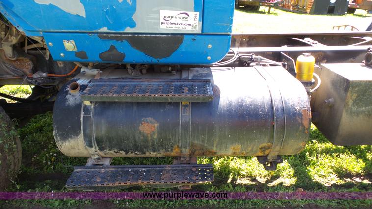 image for item L7016 2004 International 7600 truck chassis