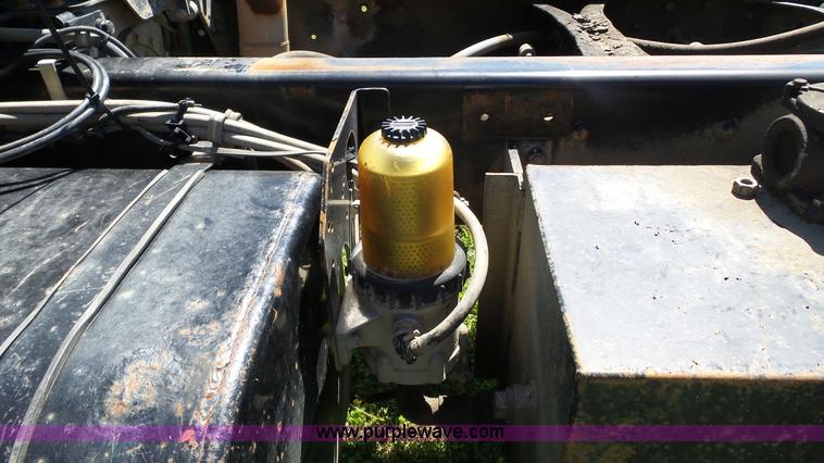 image for item L7016 2004 International 7600 truck chassis