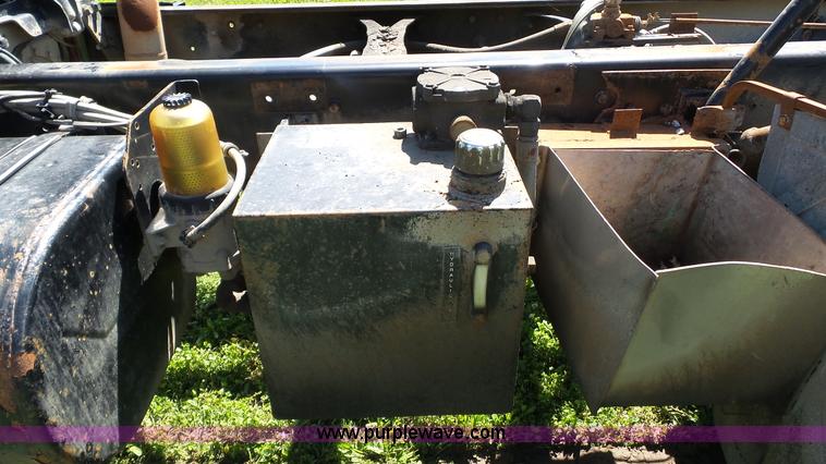 image for item L7016 2004 International 7600 truck chassis