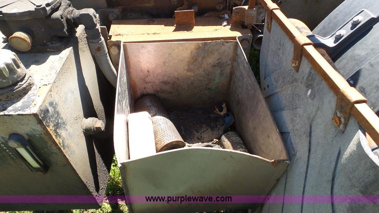 image for item L7016 2004 International 7600 truck chassis