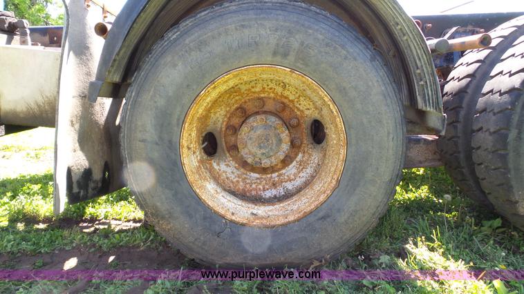 image for item L7016 2004 International 7600 truck chassis