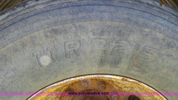 image for item L7016 2004 International 7600 truck chassis