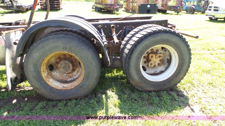 image for item L7016 2004 International 7600 truck chassis