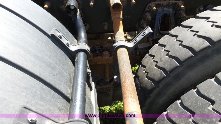 image for item L7016 2004 International 7600 truck chassis