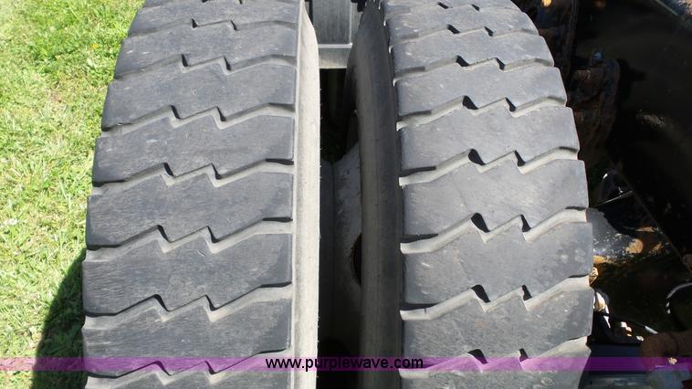 image for item L7016 2004 International 7600 truck chassis