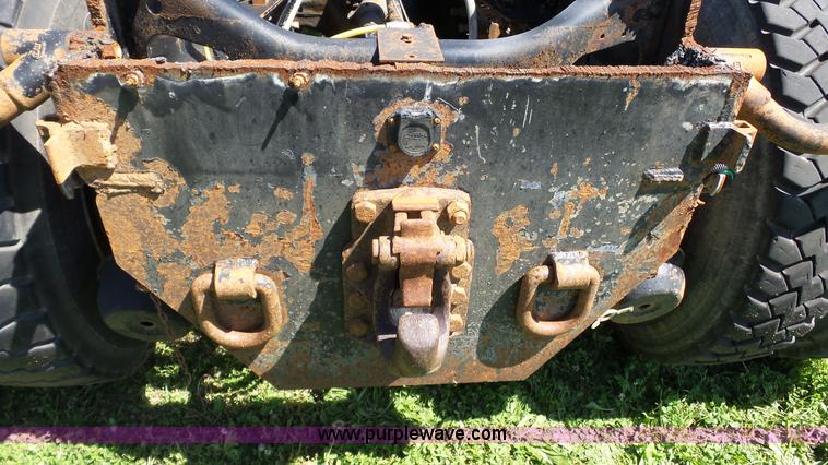 image for item L7016 2004 International 7600 truck chassis