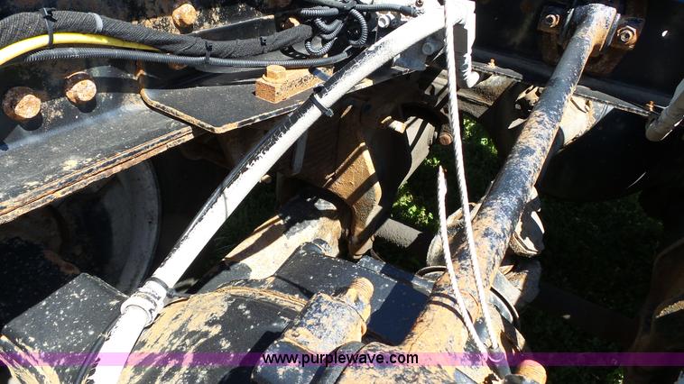 image for item L7016 2004 International 7600 truck chassis