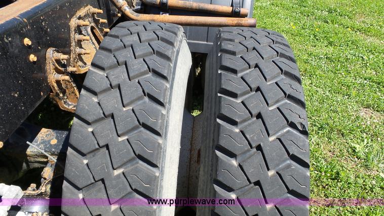 image for item L7016 2004 International 7600 truck chassis