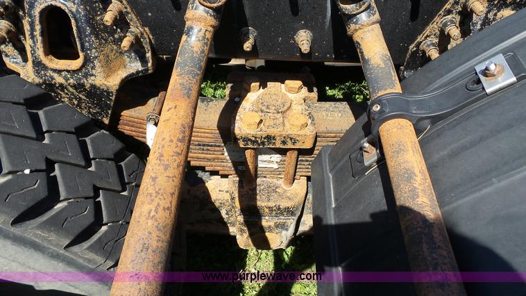 image for item L7016 2004 International 7600 truck chassis