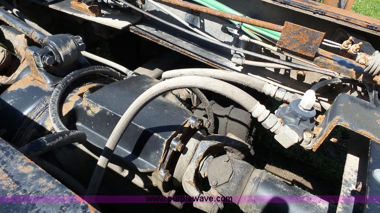 image for item L7016 2004 International 7600 truck chassis