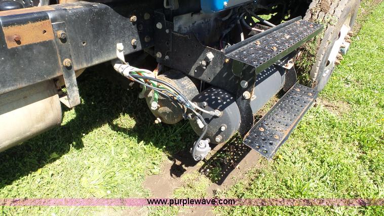 image for item L7016 2004 International 7600 truck chassis