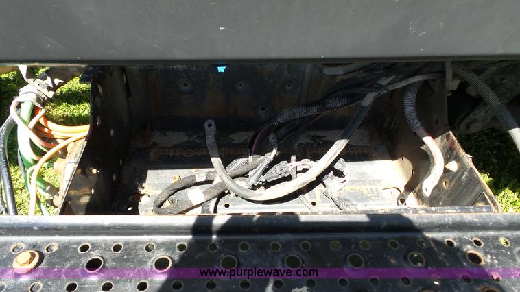 image for item L7016 2004 International 7600 truck chassis