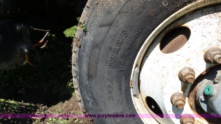 image for item L7016 2004 International 7600 truck chassis