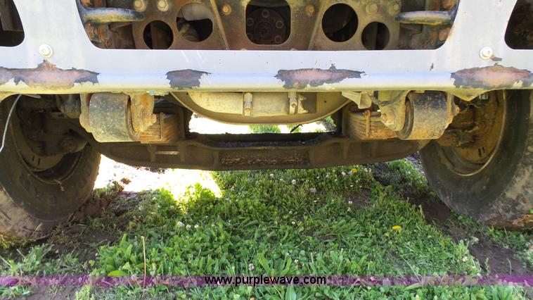 image for item L7016 2004 International 7600 truck chassis