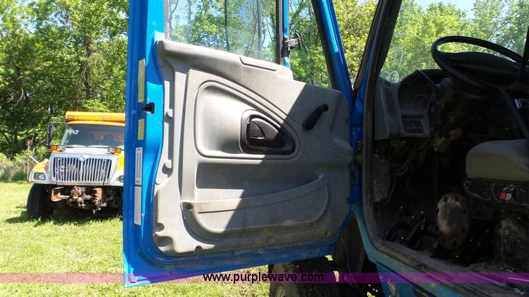 image for item L7016 2004 International 7600 truck chassis