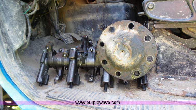 image for item L7016 2004 International 7600 truck chassis