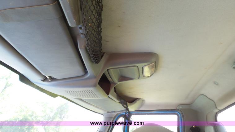 image for item L7016 2004 International 7600 truck chassis