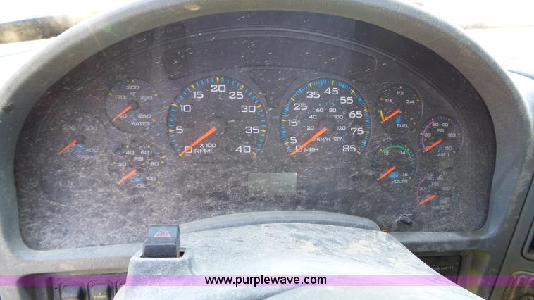 image for item L7016 2004 International 7600 truck chassis