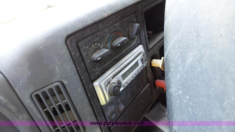 image for item L7016 2004 International 7600 truck chassis