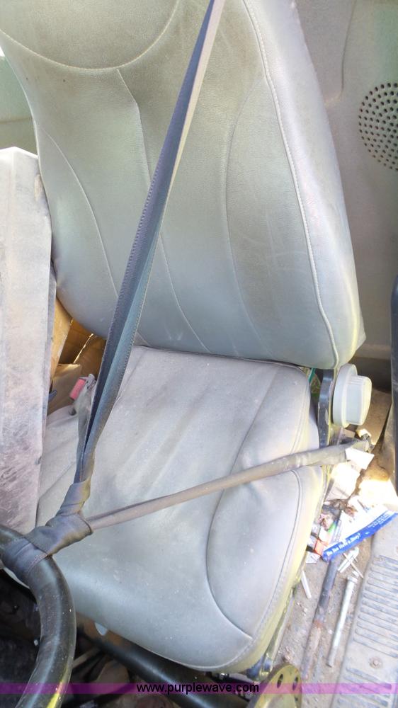 image for item L7016 2004 International 7600 truck chassis